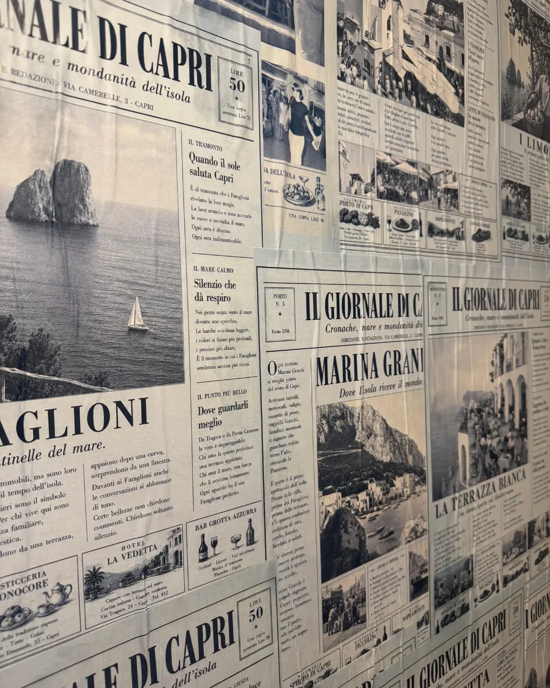 Parete tappezzata con le pagine del Giornale di Capri